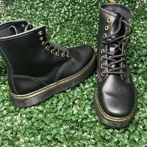 EUC DrMartens Air Wair size 5girls 4 boys